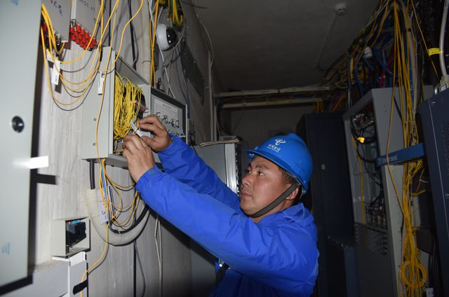 懷化市政府督導(dǎo)組深入一線，督導(dǎo)懷化電信春節(jié)通信保障與通訊設(shè)備檢修工作